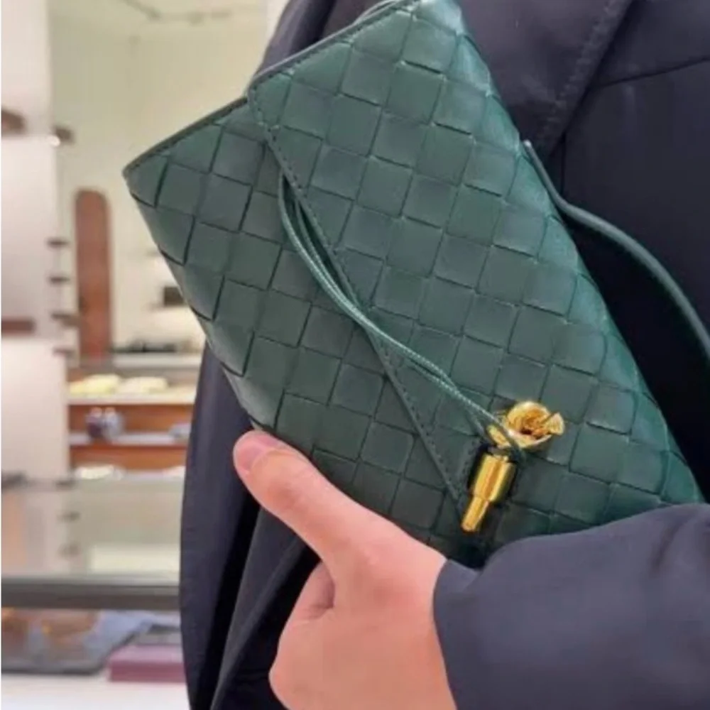 🥰 💚 Bottega Veneta Dark Jewel Green Andiamo Clutch - Picture 4 of 7